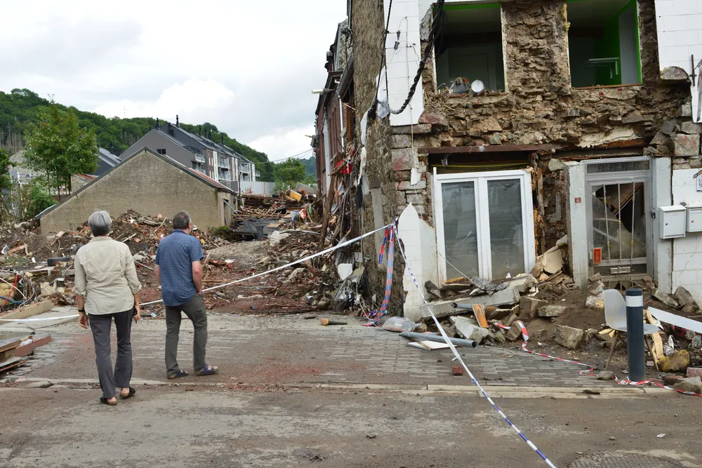 Habitants dans une rue dévastée de Pepinster après la crue