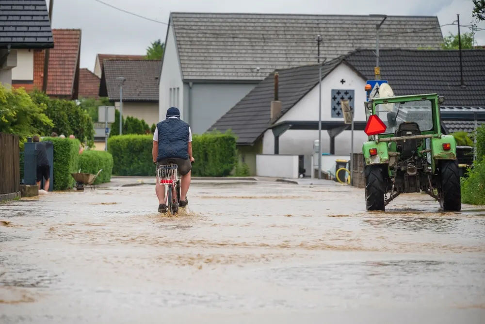 Rue inondée, l’eau arrive au seuil des portes
