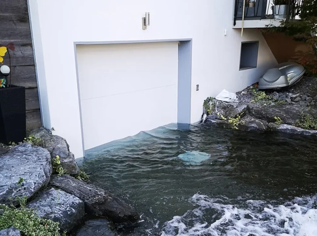 Porte de garage AquaLOCK fermée, l’eau retenue devant