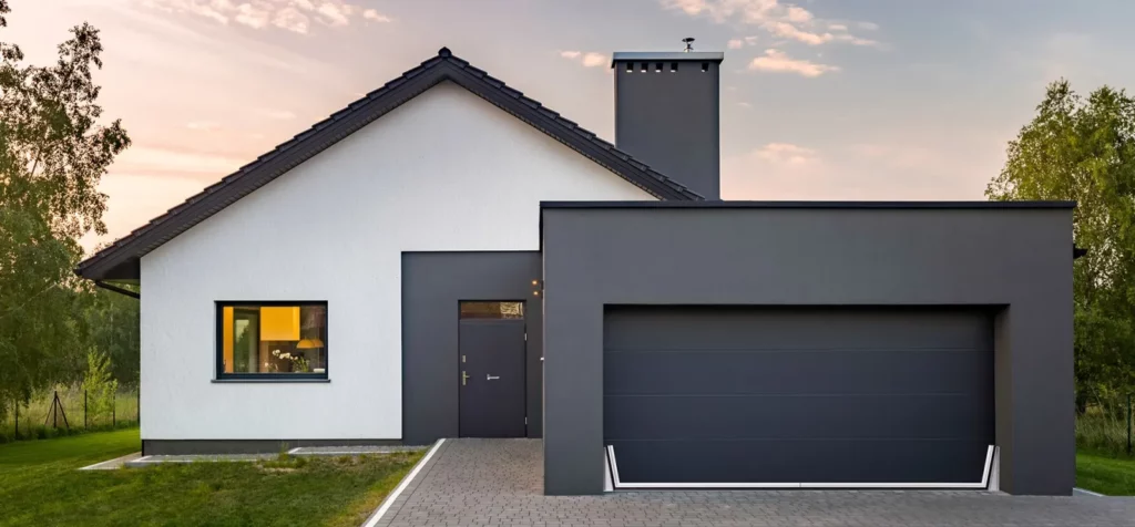 Maison moderne avec porte de garage étanche AquaLOCK